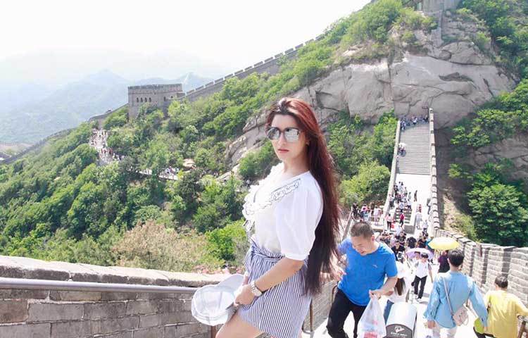 প্রাচীরে দাঁড়িয়ে ফটোসেশনে করছেন তিনি। তার এই চীন ভ্রমণ স্মৃতির অ্যালবামে সাজিয়ে রাখতে চান।