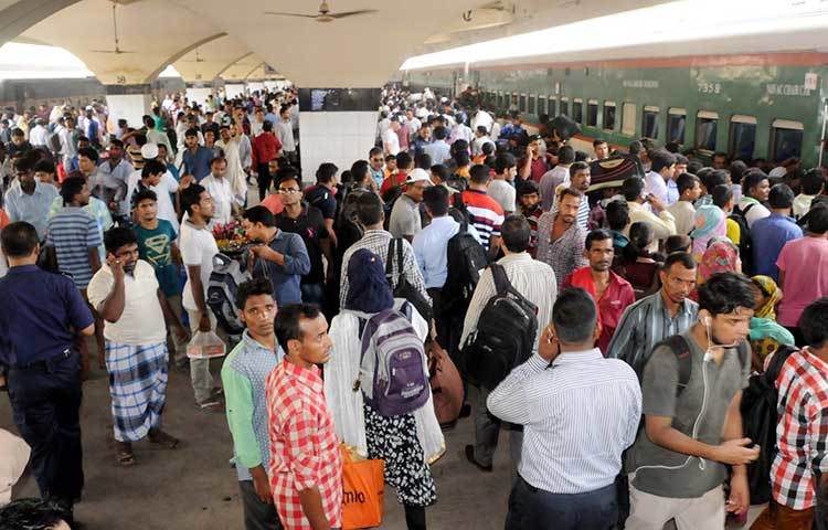ঈদ করতে ইট-পাথরের শহর ছেড়ে নাড়ির টানে বাড়ি ফিরছে হাজারো মানুষ। কয়েকদিন পরে তারা আবার ফিরবেন ব্যস্ত নগরীতে। ছবি : বিপ্লব দিক্ষিৎ