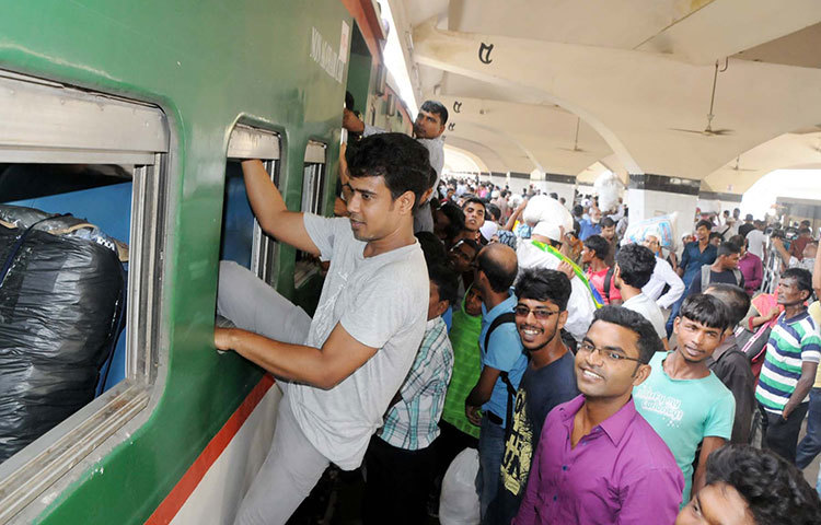 ঈদের আগ মুহূর্তে বাড়ি যাওয়ার এই দৃশ্য চিরচেনা। বাড়ি ফেরা নয়, যেনো এক যুদ্ধে অবতীর্ণ হওয়া। রাজধানীর কমলাপুর ট্রেন স্টেশন থেকে এই ছবি ক্যামেরাবন্দি করেছেন বিপ্লব দিক্ষিৎ। ছবি : বিপ্লব দিক্ষিৎ