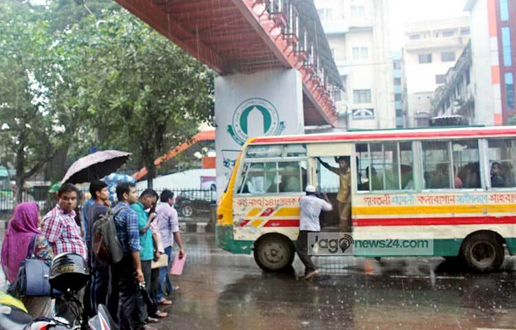 কয়েকদিনের প্রচণ্ড গরমের পর রাজধানীতে বৃষ্টি হচ্ছে। প্রত্যাহিক কাজে নগরবাসীদের বাইরে বেরুতে সমস্যা হলেও বৃষ্টির শীতলতা ও স্বস্তি এনে দিয়েছে। ছবি : বিপ্লব দিক্ষিৎ