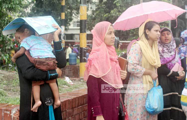 বৃষ্টিতে সামান্য ভোগান্তি হলেও এই বৃষ্টিকে সাদরে গ্রহণ করেছেন নগরবাসী। ছবি : বিপ্লব দিক্ষিৎ