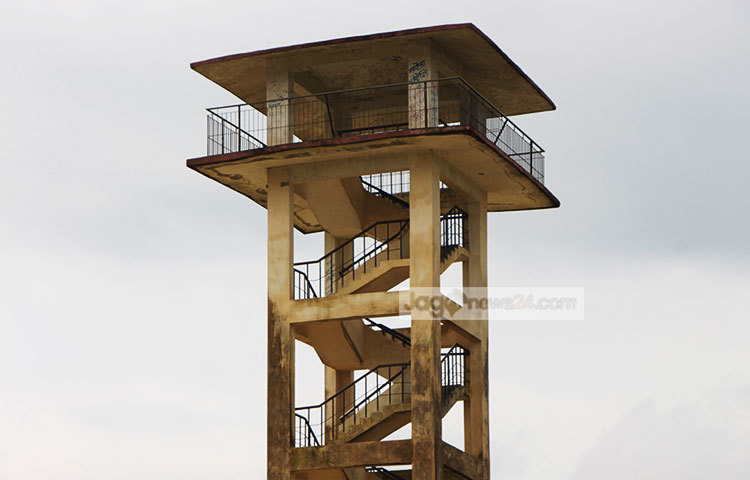 রাতারগুলের ওয়াচ টাওয়ার। ভ্রমণকারীরা এখানে উঠে রাতারগুলের ছবি তুলতে ভুল করেন না। ছবি : রবিউল ইসলাম পলাশ