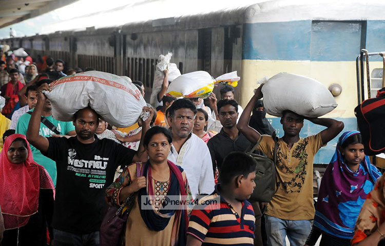 ঈদের পরদিন থেকেই শুরু হয়েছে মানুষের গ্রাম থেকে শহরে আসার পালা। রাজধানীতে আসতে মানুষের রীতিমত যুদ্ধ করতে হচ্ছে। কমলাপুর ট্রেন স্টেশন থেকে এ ছবি তুলেছেন বিপ্লব দিক্ষিৎ।