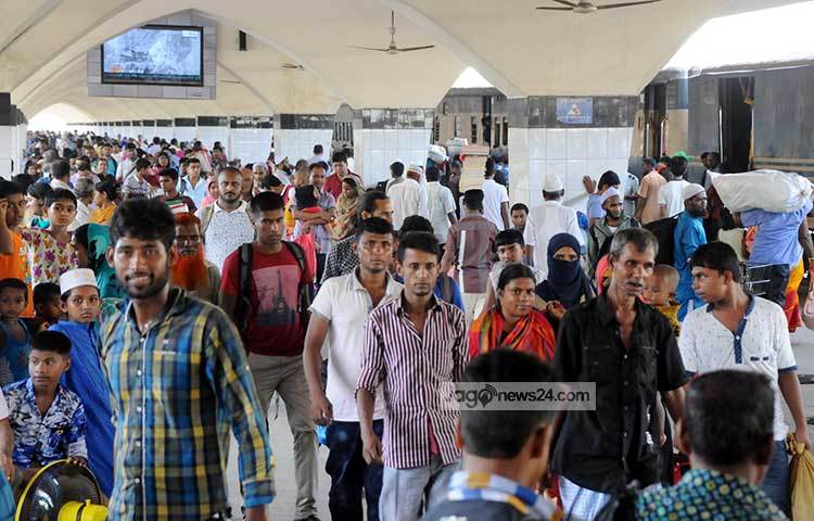 কমলাপুর ট্রেন স্টেশনে গ্রাম থেকে আসা মানুষের ঢল নেমেছে। এই মানুষগুলো আবার হরিয়ে যাবে চিরচেনা ব্যস্ততায়। ছবি : বিপ্লব দিক্ষিৎ