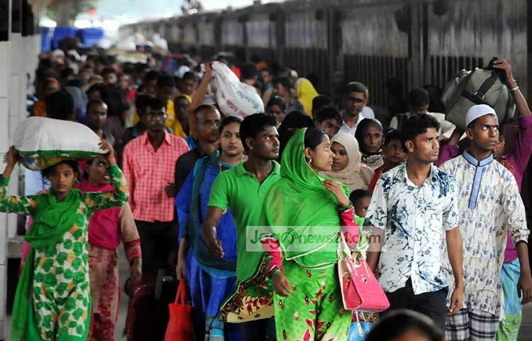 প্রিয়জনের সান্নিধ্য ছেড়ে আবার ঢাকায় ছুটে এসেছে এই সব কর্মজীবী মানুষ। জীবন ও জীবীকার প্রয়োজনেই তাদের এ আসা যাওয়া। ছবি : বিপ্লব দিক্ষিৎ