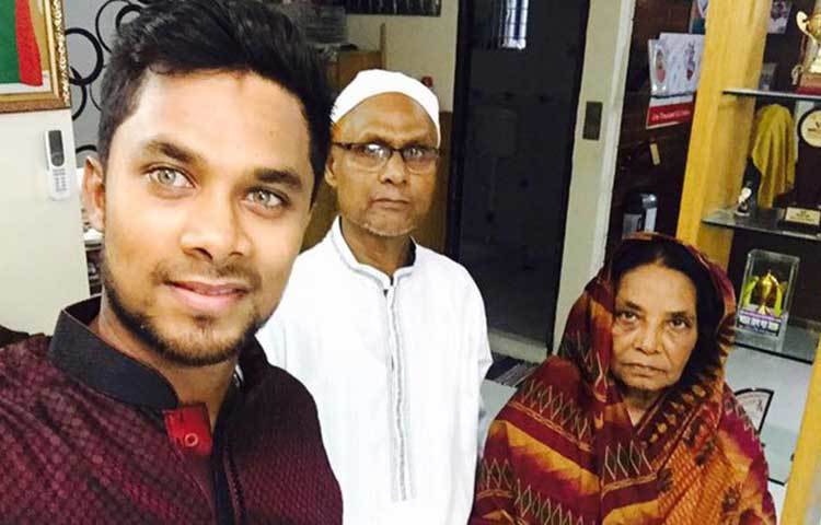 রাজশাহীতে ঈদ করেছেন সাব্বির রহমান। মা-বাবার সঙ্গে ছবি তুলে আপলোড করেছেন ফেসবুকে। সেখানে লিখেছেন, &lsquo;সবাইকে আসসালামু আলাইকুম এবং ঈদ মোবারক।&rsquo;