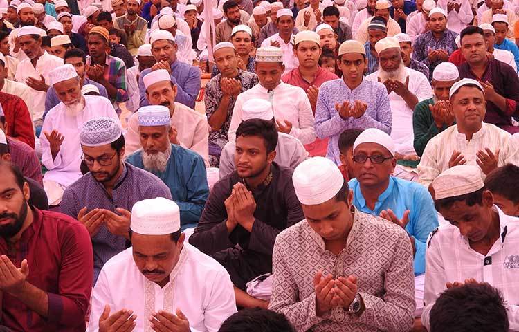 বিশ্বসেরা অলরাউন্ডার এবং বাংলাদেশ টি-টোয়েন্টি ক্রিকেট দলের অধিনায়ক সাকিব আল হাসান ফেসবুকে সবাইকে শুভেচ্ছা জানিয়ে লিখেছেন, &lsquo;এই ঈদ বয়ে আনুক সবার জন্য খুশি আর কল্যাণ। ঈদ মুবারক!&rsquo;