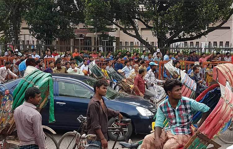 সাধারণ দর্শকদের সঙ্গে রিকশা থামিয়ে খেলা উপভোগ করছে রিকশাওয়ালারা। ছবি : মনিরুজ্জামান উজ্জ্বল
