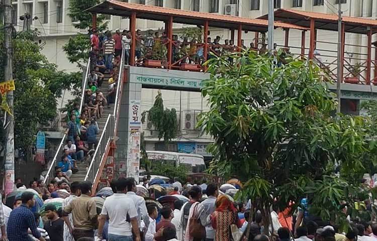 শাহবাগের জয়ান্ট স্ক্রিনের খেলা দেখতে ফুট ওভার ব্রিজের উঠে খেলা দেখছে দর্শকরা। ছবি : মনিরুজ্জামান উজ্জ্বল