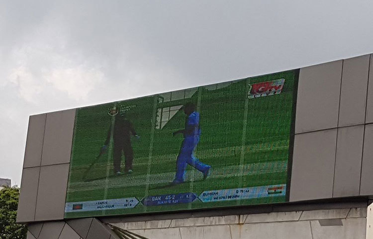 খেলা চলছে শাহবাগরে জায়ান্ট স্ক্রিনে। বিভিন্ন শ্রেণি ও পেশার মানুষ খেলা দেখছেন। ছবি : মনিরুজ্জামান উজ্জ্বল