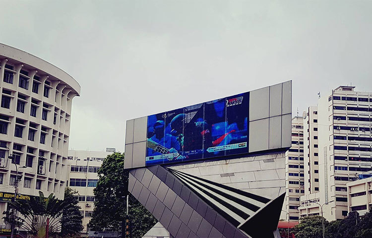 বাংলাদেশ-ভারত সেমিফাইনাল ম্যাচ দেখা নিয়ে শাহবাগ এলাকায় দর্শকদের মাঝে উচ্ছ্বাস বিরাজ করছে। ছবি : মনিরুজ্জামান উজ্জ্বল