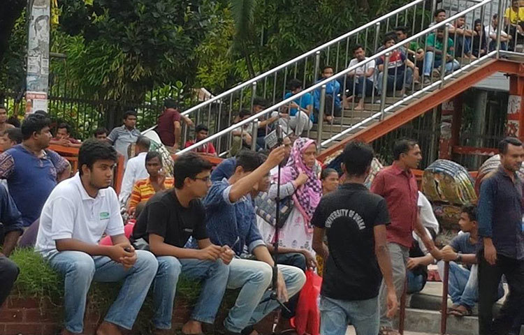 সারিবদ্ধ হয়ে খেলা দেখছেন ক্রিকেট ভক্তরা। যে করেই হোক সবাই বাংলাদেশের জয় দেখতে চান। ছবি : মনিরুজ্জামান উজ্জ্বল