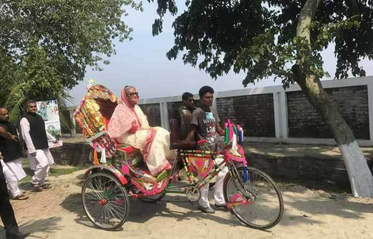 রিকশায় চড়ে নেত্রকোনার খালিয়াজুড়ী ঘুরে দেখেছেন প্রধানমন্ত্রী শেখ হাসিনা।