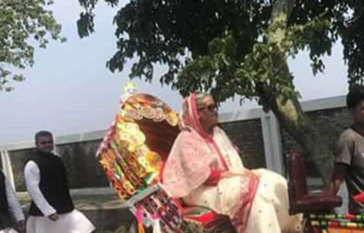 তিনি খালিয়াজুড়ী উপজেলা স্বাস্থ্য কমপ্লেক্স থেকে হেলিপ্যাড পর্যন্ত রিকশায় আসেন। অল্প সময়ের জন্য হলেও হাওরাঞ্চলে শেখ হাসিনার এ রিকশা ভ্রমণ বেশ আগ্রহের সঙ্গে দেখেছে কয়েক হাজার জনতা।