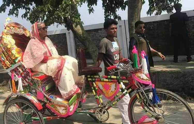 প্রধানমন্ত্রী শেখ হাসিনা অকাল বন্যায় ক্ষতিগ্রস্ত হাওরাঞ্চল পরিদর্শনে বৃহস্পতিবার সকালে নেত্রকোনায় যান।