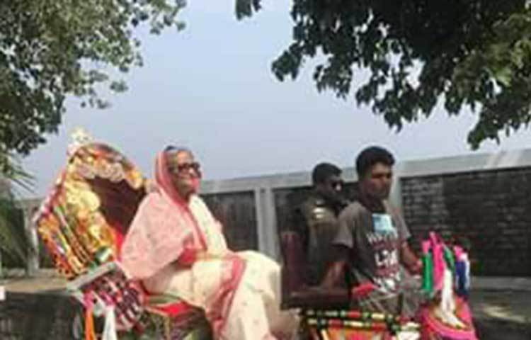 দুপুরে ক্ষতিগ্রস্তদের সহায়তার অংশ হিসেবে প্রধানমন্ত্রী দুটি রিকশা বিতরণ করেন। এ সময় তিনি একটি রিকশায় চড়েন।