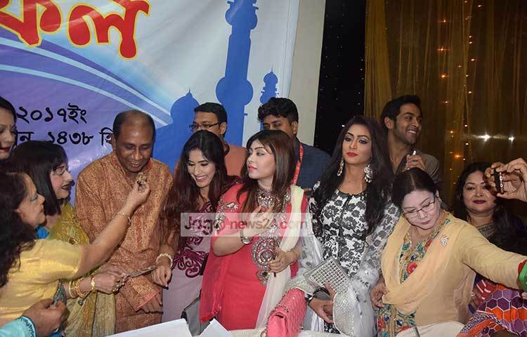 চলচ্চিত্র শিল্পী সমিতির ইফতারে অংশ নিয়েছেন পুলিশ কর্মকর্তা মনিরুল ইসলাম। ছবি : মাহবুব আলম