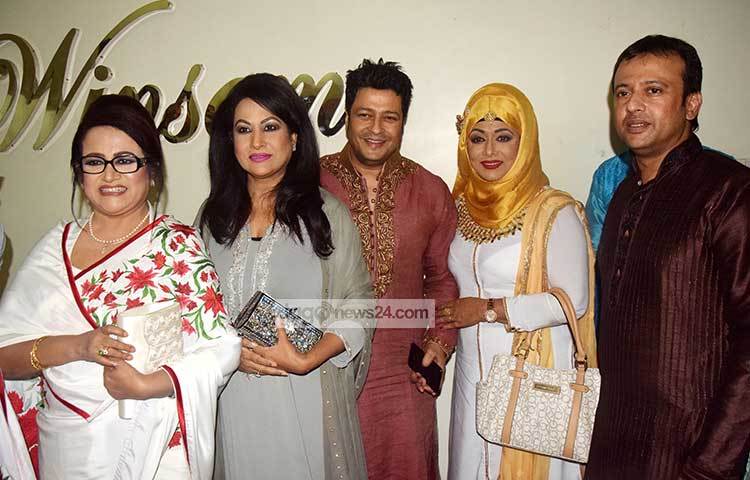 চলচ্চিত্র শিল্পী সমিতির ইফতার মাহফিলে অংশ নিয়েছেন জাগো নিউজের ক্যামেরাবন্দি হয়েছেন ববিতা, চম্পা, ফেরদৌস, রিয়াজ। ছবি : মাহবুব আলম