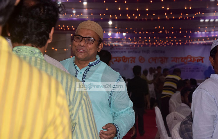 ইফতার মাহফিলে এসে সহকর্মীদের সঙ্গে কুশল বিনিময় করছেন বাংলা চলচ্চিত্রের জনপ্রিয় খলনায়ক মিশা সওদাগর। ছবি : মাহবুব আলম
