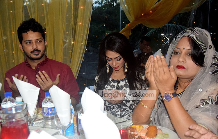 ইফতারের পূর্বে মোনাজাতে অংশ নিয়েছেন শিল্পীরা। ছবি : মাহবুব আলম