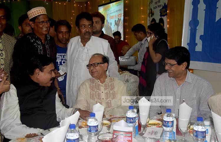 ইফতারের আগে নানা বিষয় নিয়ে আলাপচারিতায় মগ্ন ছিলেন নৌমন্ত্রী শাহজাহান খান, অভিনেতা হাসান ও আলমগীর। ছবি : মাহবুব আলম