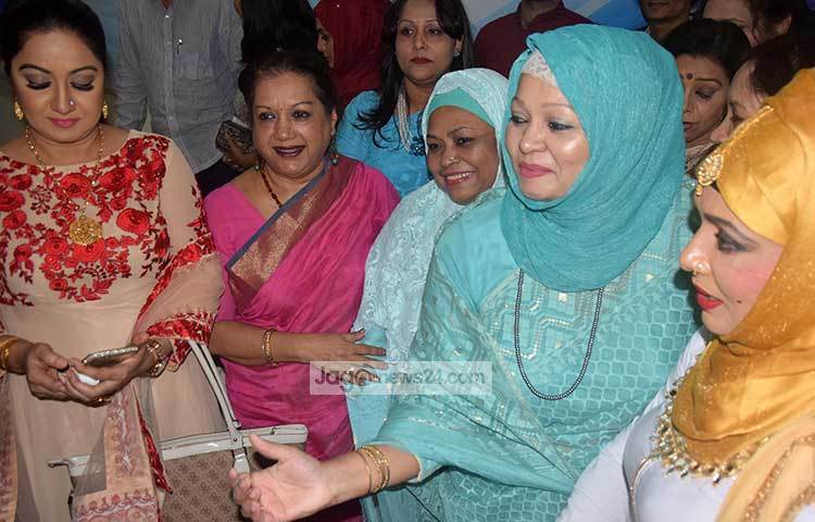 চলচ্চিত্র শিল্পী সমিতির ইফতার মাহফিলে এসেছিলেন বাংলা চলচ্চিত্রের মিষ্টি মেয়ে খ্যাত নায়িকা কবরী। ছবি : মাহবুব আলম