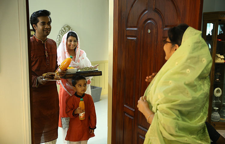 এই বিজ্ঞাপনে শ্যামল মাওলার ও সুমা আফরোজের সঙ্গে রয়েছে ও শিল্পী সরকার অপু। ছবি : মাহবুব আলম