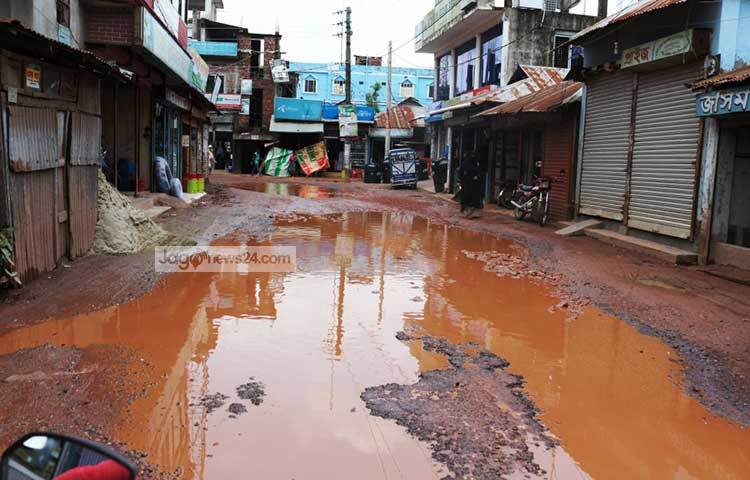 শরীয়তপুর-চাঁদপুর আঞ্চলিক মহাসড়কটি মরা খালে রূপ নিয়েছে। ছবি : মো. ছগির হোসেন