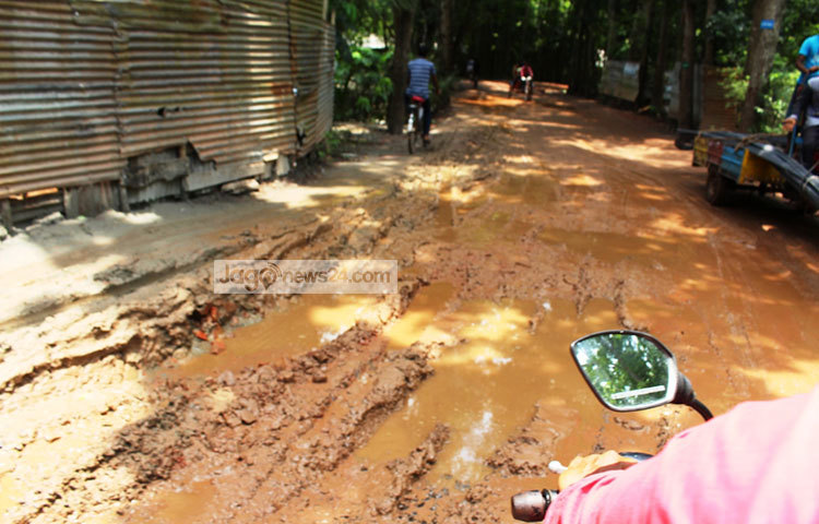 শরীয়তপুর পৌরসভার আংগারিয়া বড় ব্রিজের পূর্বপাশ থেকে সখিপুর থানার ইব্রাহিমপুর ফেরি ঘাট পর্যন্ত ৩৫ কিলোমিটার মহাসড়কের ৩০ কিলোমিটার সড়কের বেহাল দশা হয়ে আছে। ছবি : মো. ছগির হোসেন