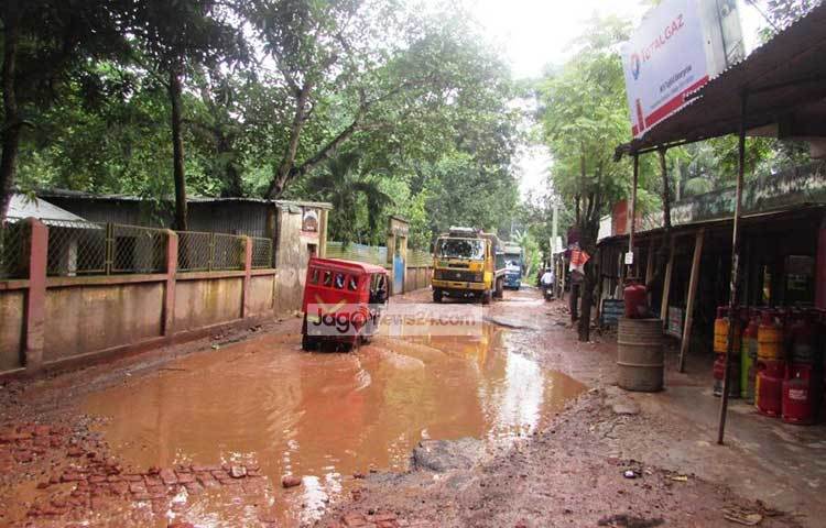 এসব রাস্তায় এভাবে যানবাহন চলাচলে যে কোনো সময় দুর্ঘটনা ঘটতে পারে। ছবি : মো. ছগির হোসেন