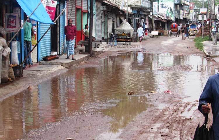 এসব এলাকার সড়কগুলোতে বড় বড় গর্ত তৈরি হয়েছে। বৃষ্টি হলে জলাবদ্ধতার সৃষ্টি হয়। ছবি : মো. ছগির হোসেন