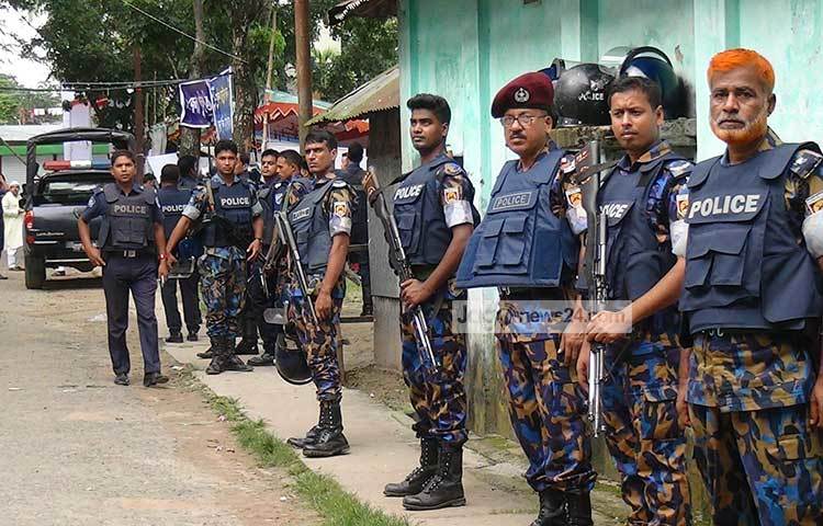 শোলাকিয়ায় ঈদের জামাতকে কেন্দ্র করে ব্যাপক পুলিশি নিরাপত্তা ব্যবস্থা নেওয়া হয়। ছবি : নূর মোহাম্মদ