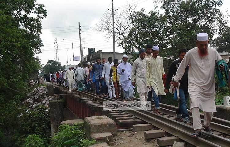 শোলাকিয়ার ঈদ জামাতে অংশ নিতে দূর-দূরান্ত থেকে ছুটে আসছেন মানুষ। ছবি : নূর মোহাম্মদ