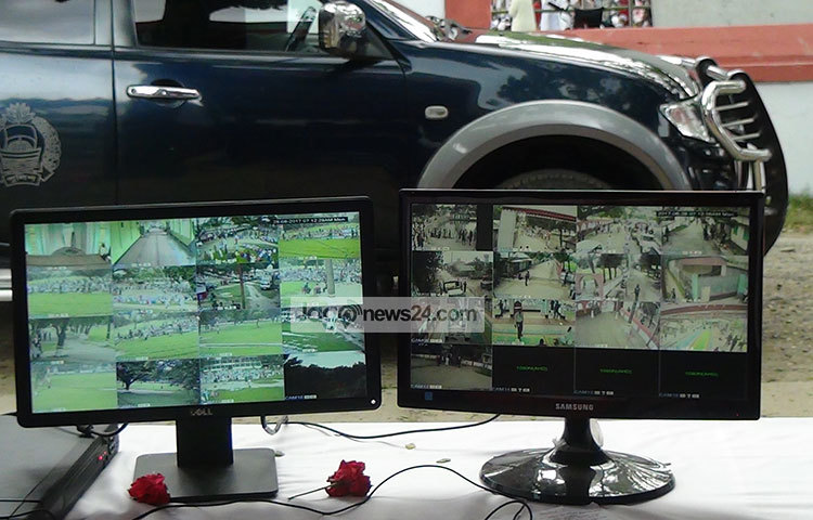 ক্লোজ সার্কিট ক্যামেরা দিয়ে ঈদের জামাতের পরিবেশ পর্যবেক্ষণ করা হচ্ছে। ছবি : নূর মোহাম্মদ