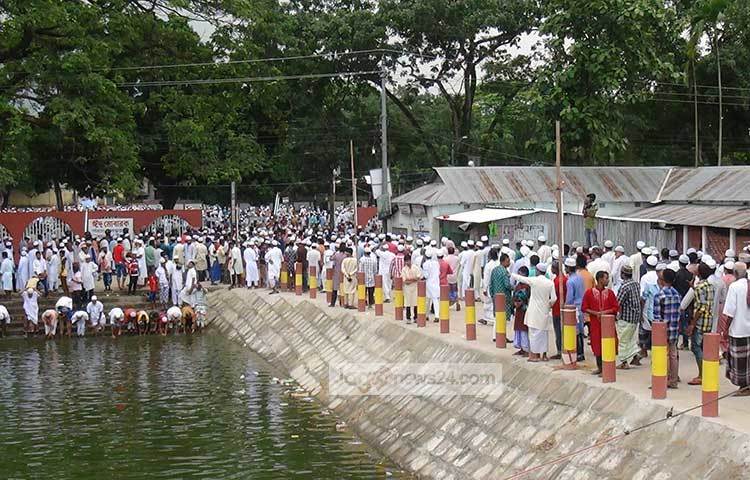 ঈদের নামাজের আগে ওজু করছেন মুসল্লিরা। শোলাকিয়ায় এবারের ১৯০তম ঈদ জামাতকে কেন্দ্র করে নিশ্ছিদ্র নিরাপত্তা বলয় গড়ে তোলা হয়। ছবি : নূর মোহাম্মদ