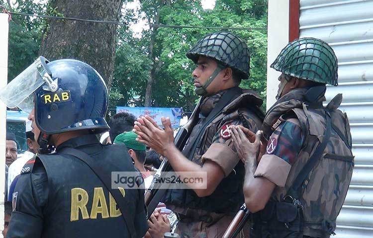 নামাজ শেষে মোনাজাতে অংশ নেয় সার্বিক নিরাপত্তার দায়িত্বে থাকা আইন শৃঙ্খলারক্ষাকারী বাহিনীর সদ্যস্যরা। ছবি : নূর মোহাম্মদ