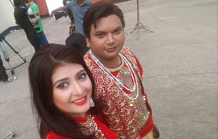 শুটিং স্পটে সেলফি তুলছেন জাফিয়া হক ও নুরে আলম নয়ন। &lsquo;আই এম জয়নাল কাম ফ্রম ভূঁয়াপুর&rsquo; শীর্ষক এ নাটকটি নির্মাণ করেছেন রবিউল ইসলাম প্রধান। এটি রচনা করেছেন অয়ন চৌধুরী।