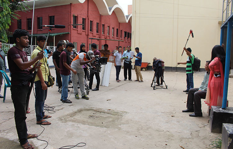 নাটকের দৃশ্য ধারণ করা হচ্ছে। অভিনেতা শতাব্দী ওয়াদুদ ছাড়াও এ নাটকে আরো অভিনয় করেছেন শার্লিন, রোমানা স্বর্ণা, টুটুল চৌধুরী, কচি খন্দকার প্রমুখ।