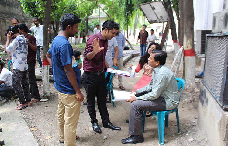 অভিনেতা শতাব্দী ওয়াদুদকে দৃশ্য বুঝিয়ে দিচ্ছে নির্মাতা রবিউল ইসলাম প্রধান।