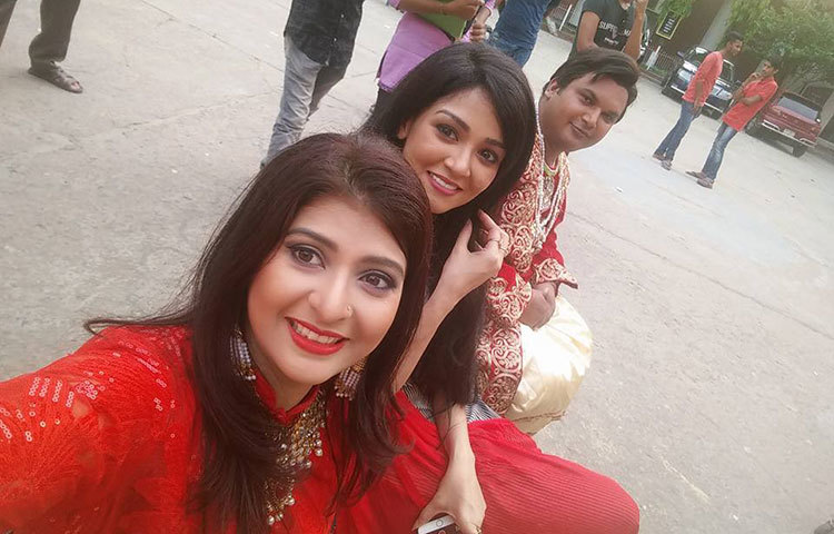 শুটিংয়ের ফাঁকে সেলফি তুলছেন &lsquo;আই এম জয়নাল কাম ফ্রম ভূঁয়াপুর&rsquo; নাটকের অভিনেতা-অভিনেত্রীরা।