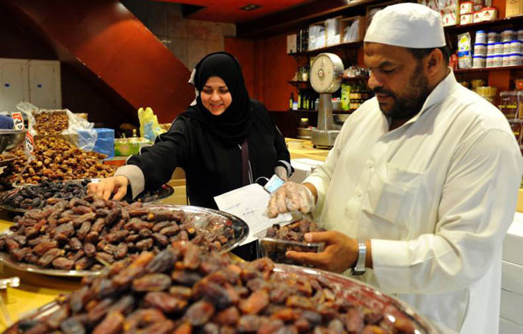 মুসলমানদের শ্রেষ্ঠতম পূণ্যভূমি সৌদি আরবের জেদ্দায় ইফতারির জন্য খেজুর কিনছেন রোজাদাররা।