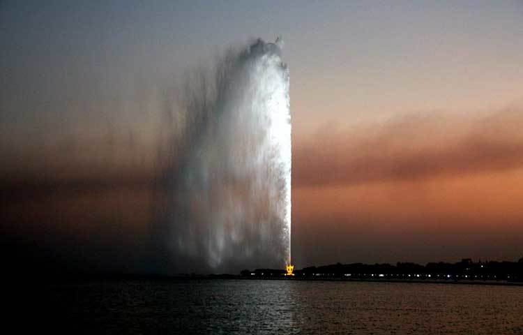 কিং ফাদস ফোয়ারা, জেড্ডা, সৌদি আরব :&nbsp; এই দেশটির সাগর তীরে নির্মিত ফোয়ারাটি অনেক দূর থেকেও দর্শকদের দৃষ্টি কাড়বে।