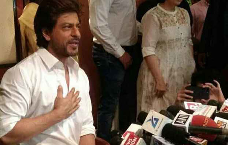 সংবাদমাধ্যমের সামনে ঈদের নানা বিষয় নিয়ে কথা বলছেন বলিউড বাদশা।