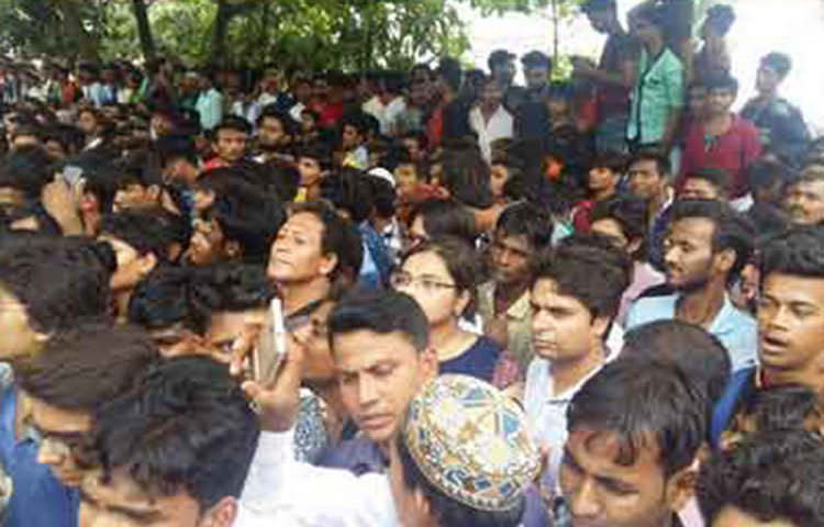 বলিউড বাদশার বাড়ির বাইরে ভক্তদের ভিড়। ঈদের দিনে প্রাণপ্রিয় নায়ককে এক নজর দেখার জন্য তারা ভিড় করেছেন।