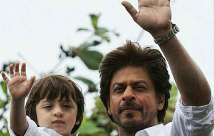 পিতা-পুত্র সাদা পাঠান স্যুটে&nbsp; ভক্তদের ঈদের শুভেচ্ছা জানাচ্ছেন।