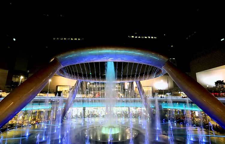 ম্যাজিক ফাউন্টেন, বার্সেলোনা, স্পেন : স্পেনের এই ফোয়ারাটি রাতের বেলায় আরও বর্ণিল রঙে হেসে ওঠে।