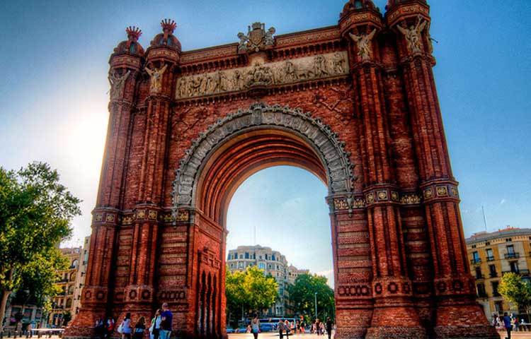 জয়ের স্থাপত্য, বার্সেলোনা, স্পেন : এই স্থাপত্যটি দর্শকরা যতই দেখেন ততই মুগ্ধ হন। নানা রঙে বর্ণিল এই স্থাপনাটি দেখতে খুবই আকর্ষণীয়।