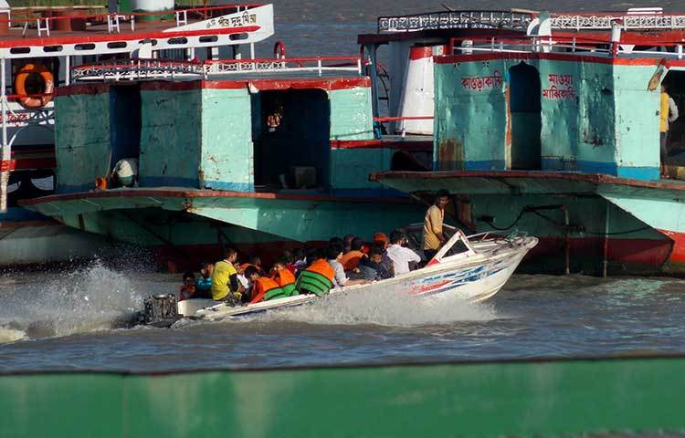 স্পিড বোটে যাত্রীদের নিয়ে যাত্রা শুরু করেছেন। যাত্রীদের সতর্ক অবস্থায় বাসার নির্দেশ দিচ্ছে স্পিড বোটের চালক। ছবি : রবিউল ইসলাম পলাশ