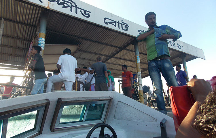 যাত্রীদের অপেক্ষায় ঘাটে ভিড়ানো রয়েছে স্পিড বোট। কিছুক্ষণ পর পরই মাওয়া ঘাট থেকে স্পিট বোট ছাড়ছে। ছবি : রবিউল ইসলাম পলাশ