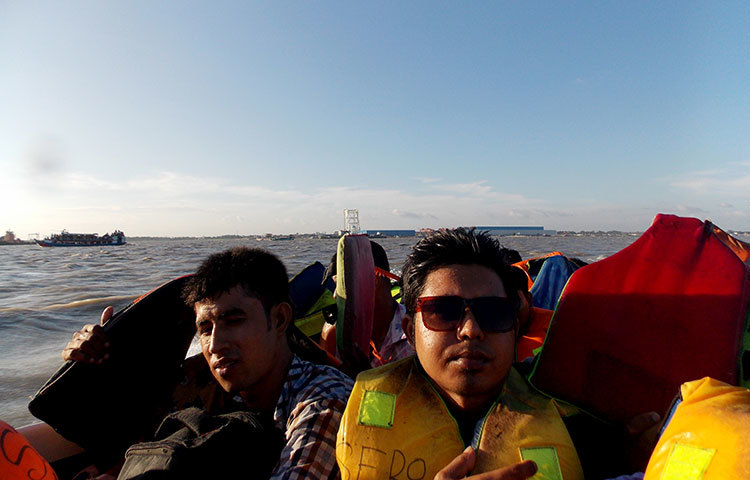 অনাকাঙ্খিত দুর্ঘটনার হাত থেকে বাঁচতে স্পিড বোটের যাত্রীদের লাইফ জ্যাকেট পরিয়ে দিয়েছে। ছবি : রবিউল ইসলাম পলাশ